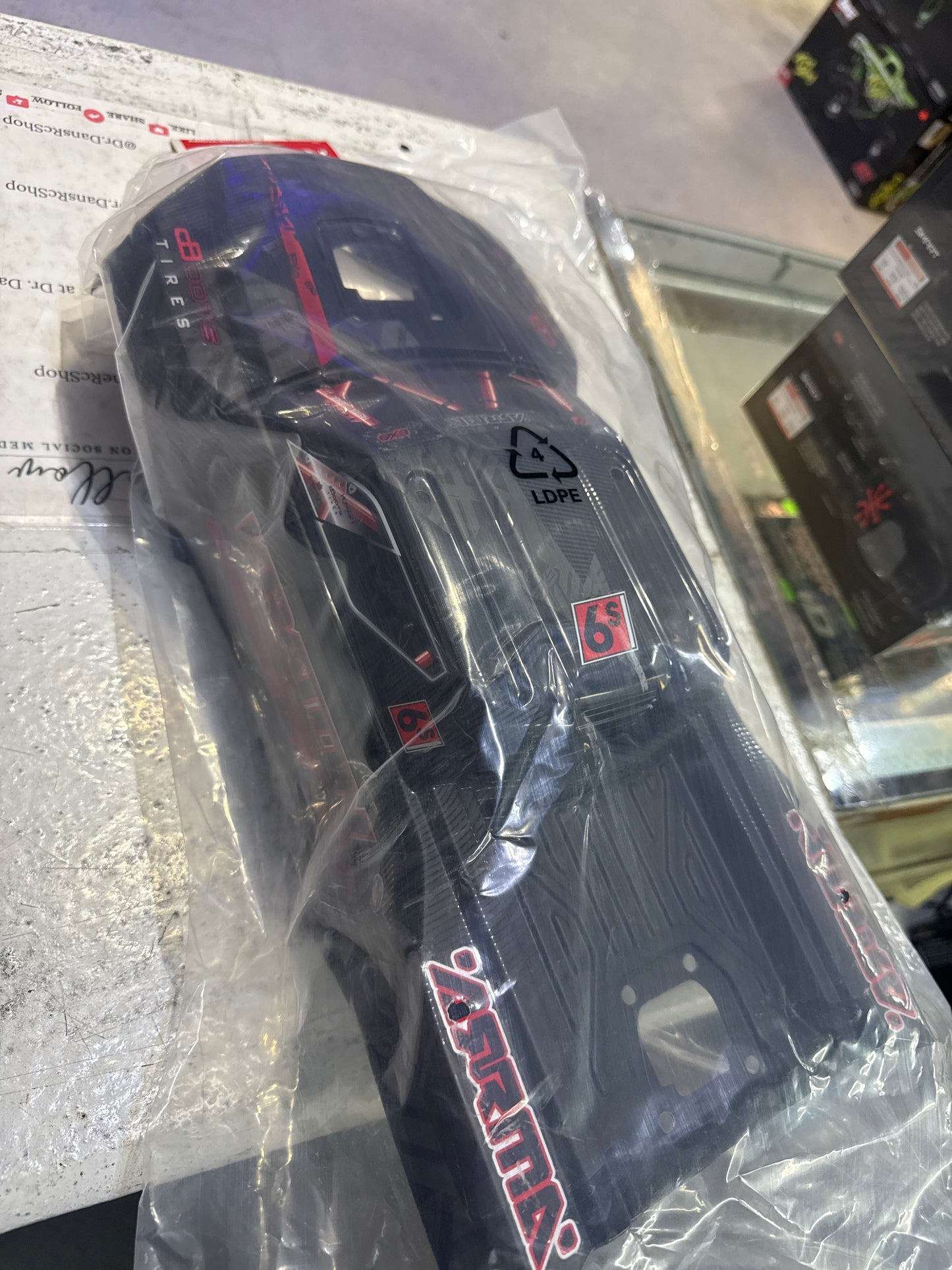 ARA-1539	 KRATON 6S EXB Painted Decaled Trimmed body (Blk) - the rc shop at drdans